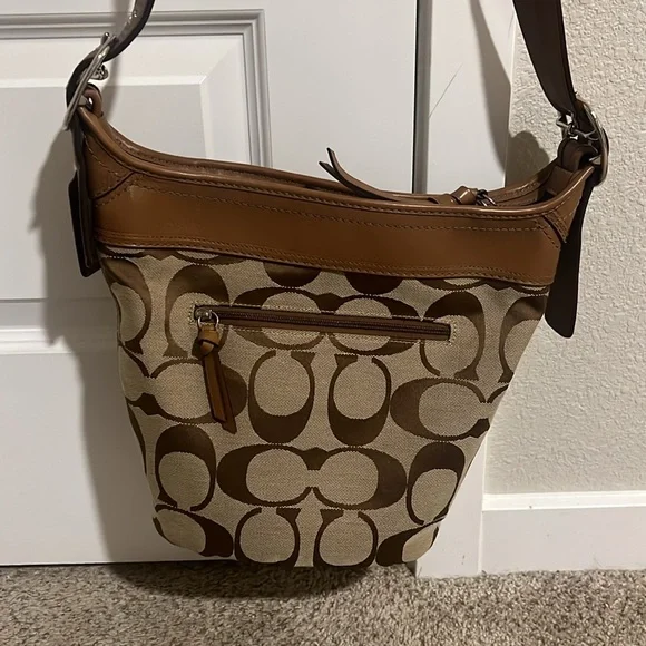 Coach bag. - Picture 2 of 7